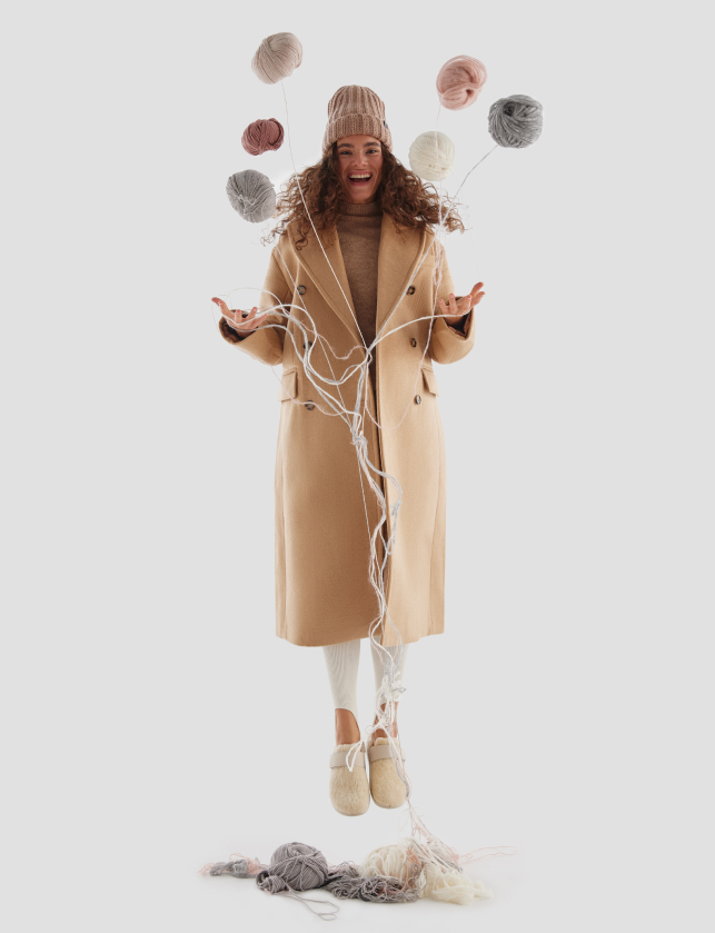 Девушка в шапке ECCO с пряжей