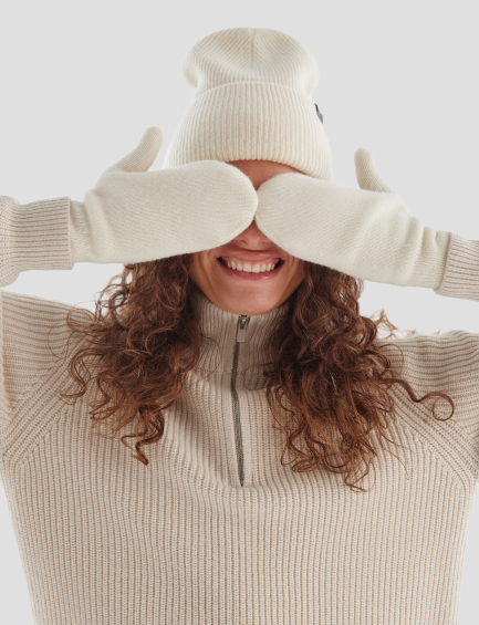 Девушка в шапке и варежках ECCO