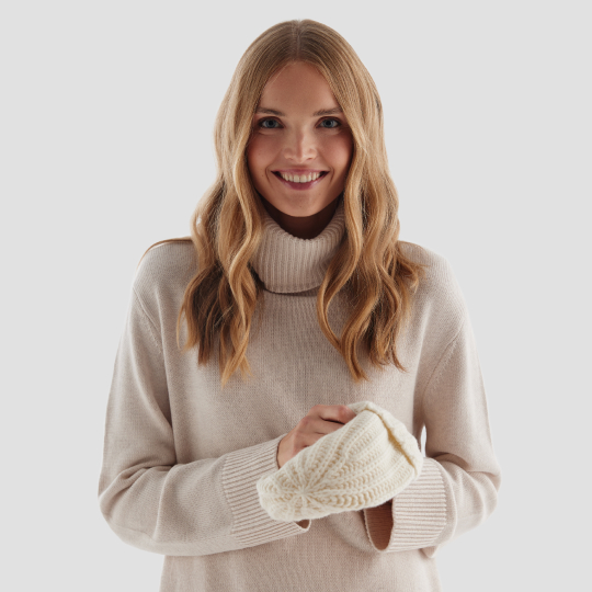 Девушка в шапкке ECCO