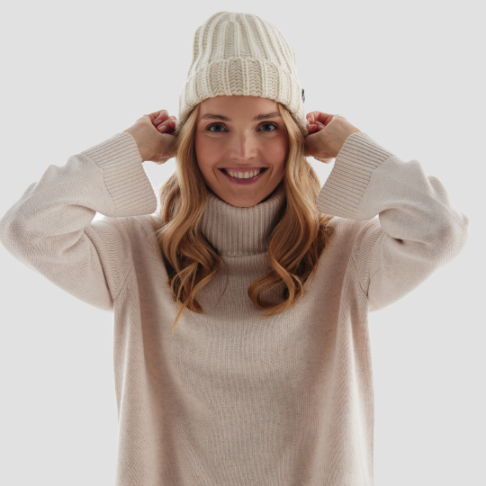 Девушка в шапкке ECCO