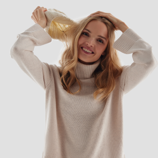 Девушка в шапкке ECCO