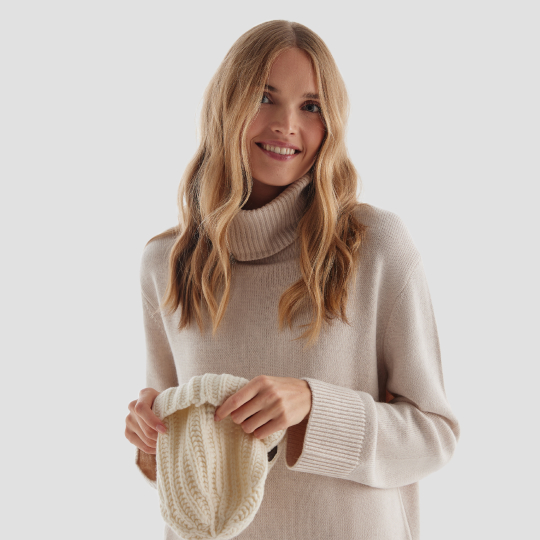 Девушка в шапкке ECCO