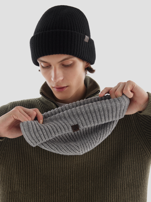 Молодой человек в шапке ECCO