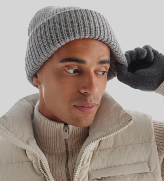 Молодой человек в шапке ECCO