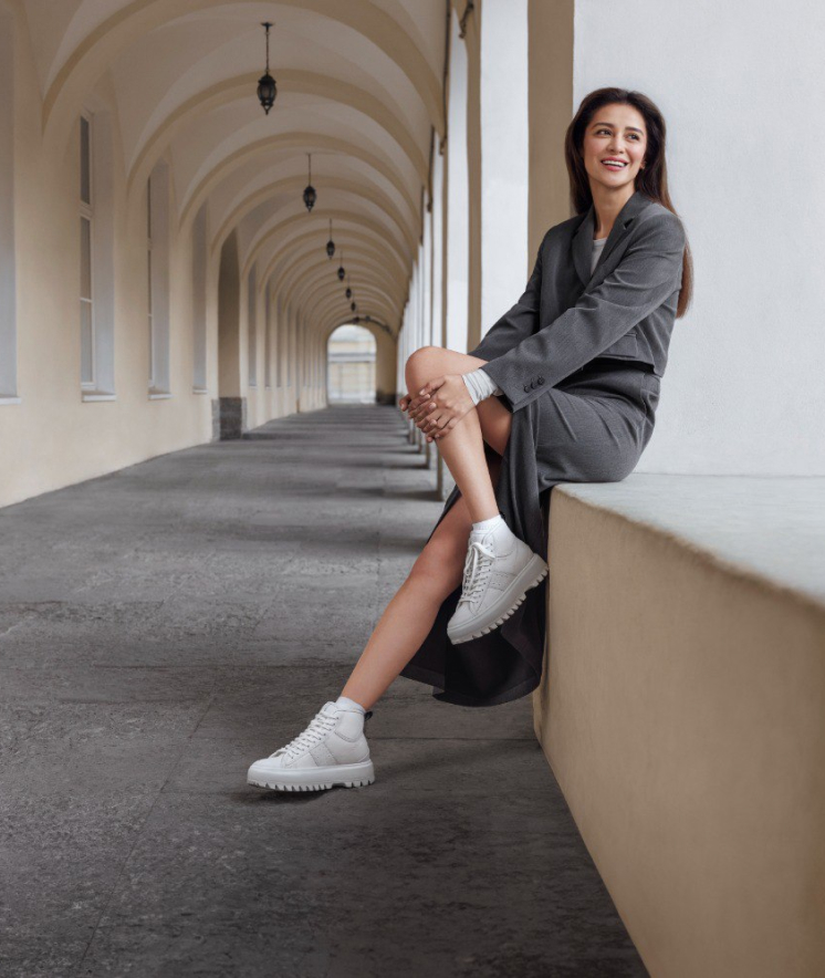 Фотография Равшаны Курковой на улице