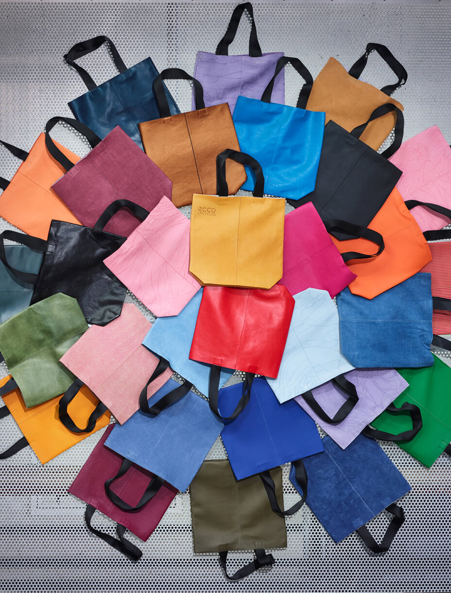 Сумки разного цвета лежат на полу