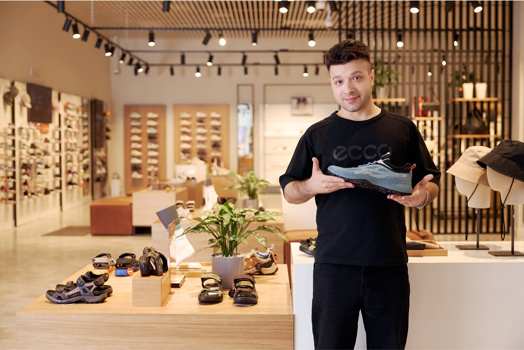 Изображение работника розницы ECCO