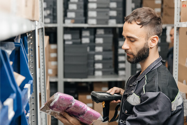 Фотография работников склада ECCO