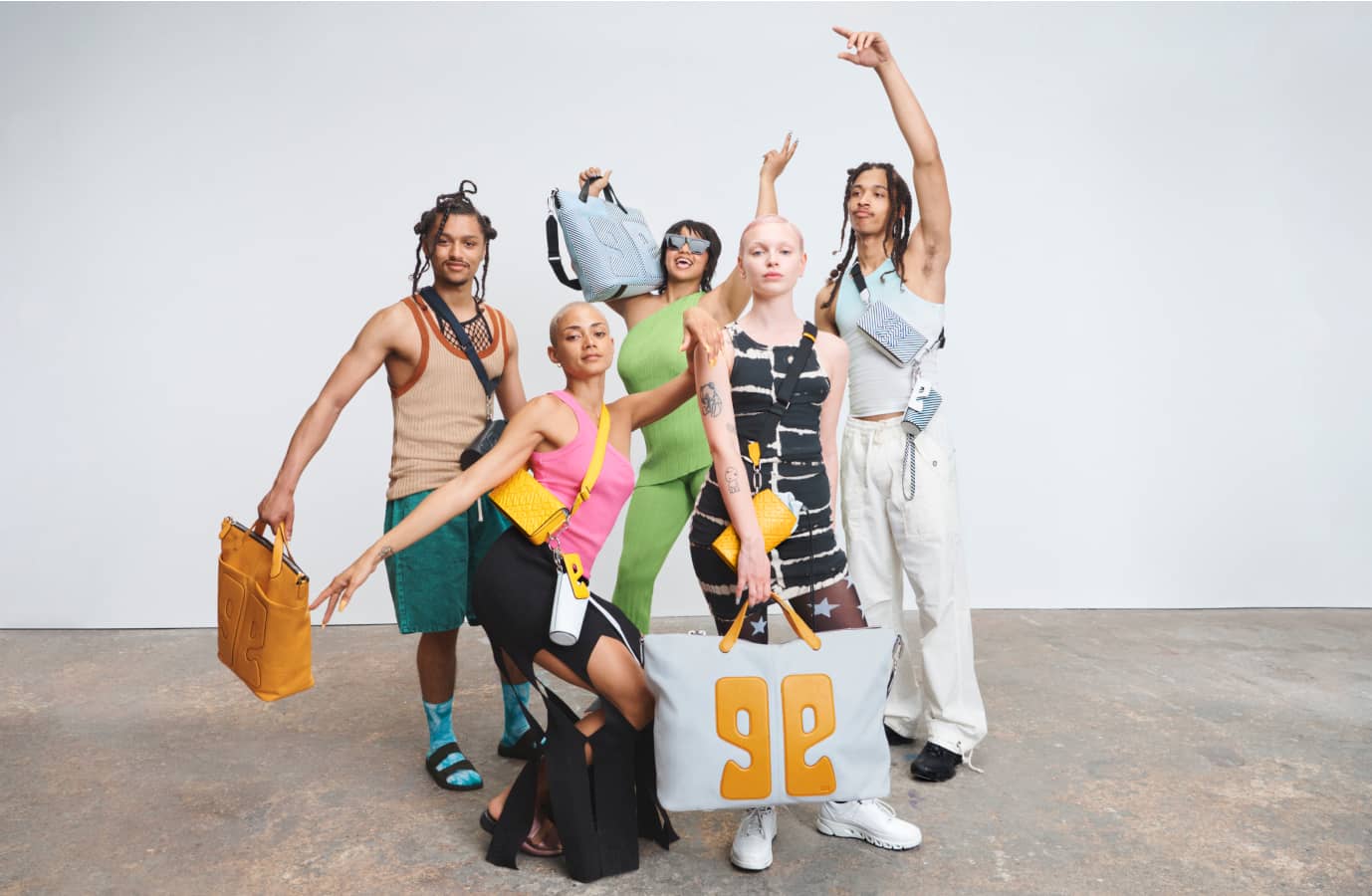 Девушка в зеленой шубе крупным планом обнимает зеленую кожаную сумку