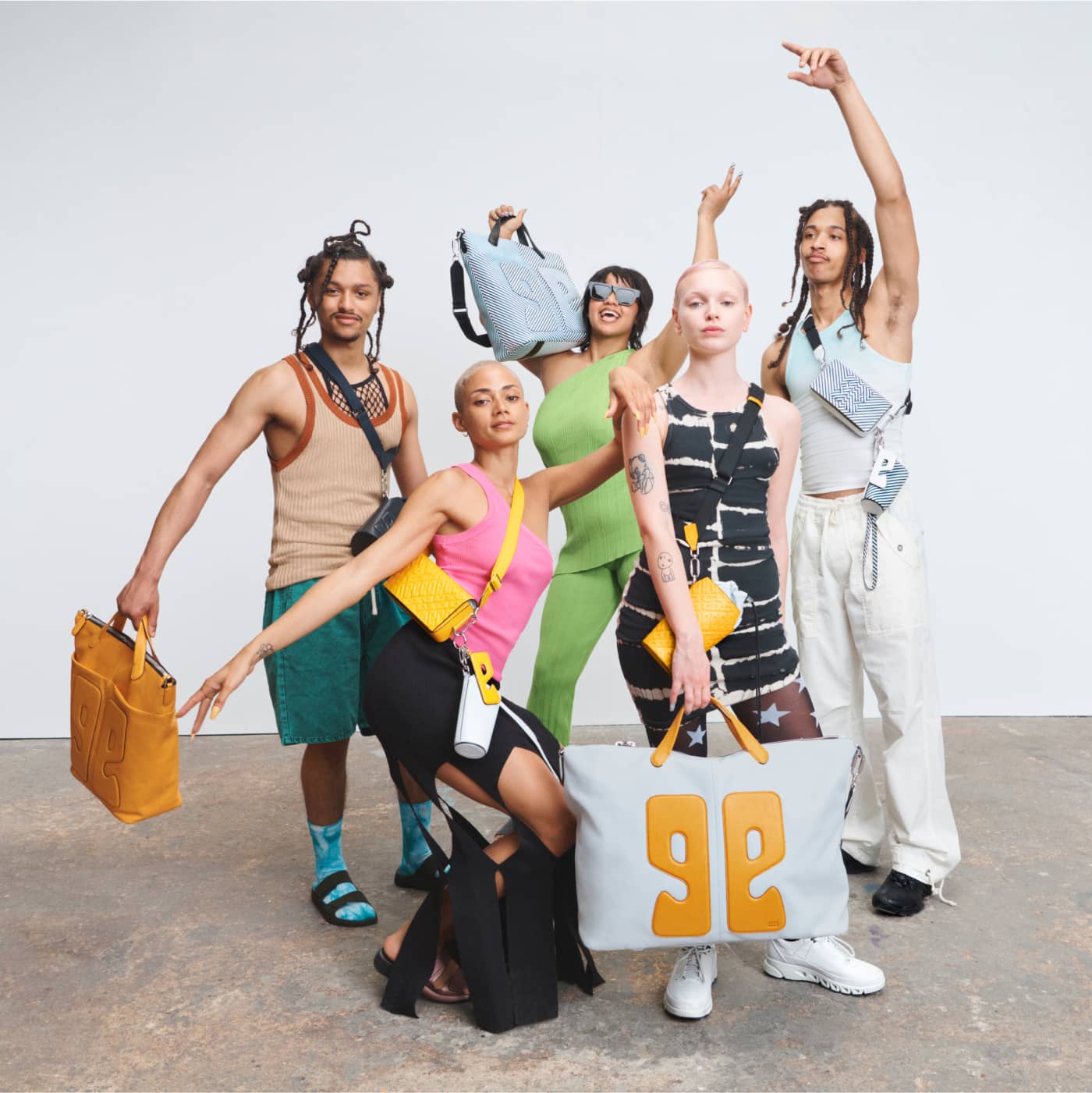 Группа людей с сумками ECCO