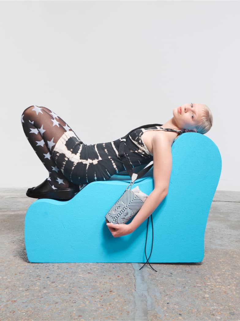 Девушка на синем кресле