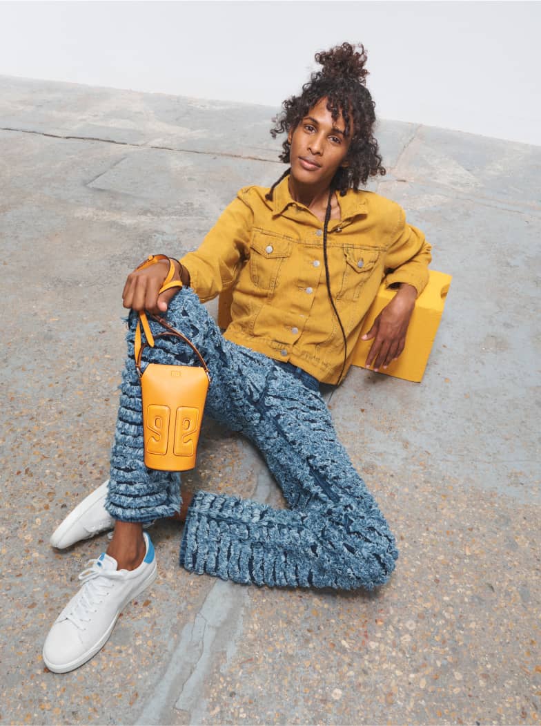 Человек на желтом кресле с сумкой желтого цвета